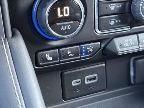 Used 2023 Chevrolet Suburban Premier image 22