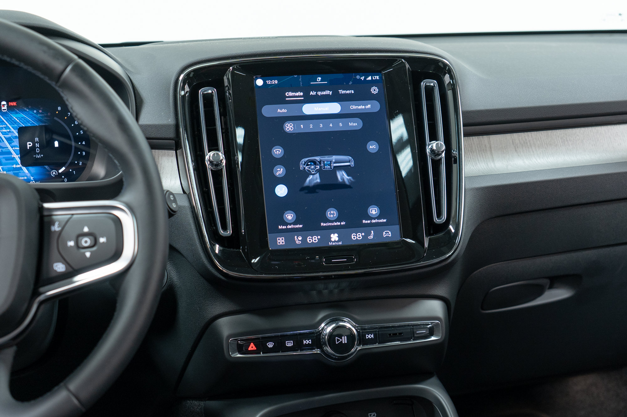 Certified 2025 Volvo XC40 B5 Plus AWD/4WD image 19