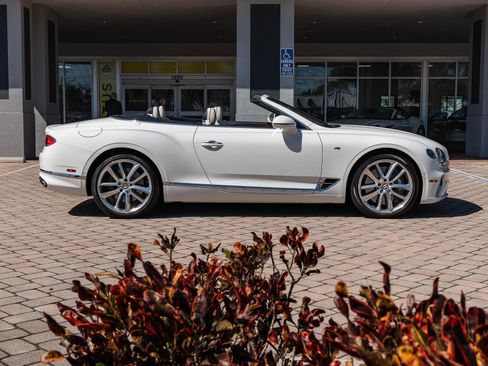 Used 2022 Bentley Continental GT image 46
