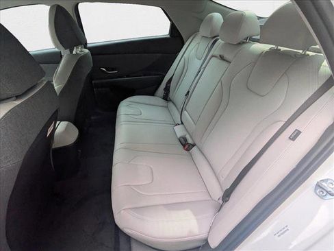 New 2025 Hyundai Elantra Limited image 17