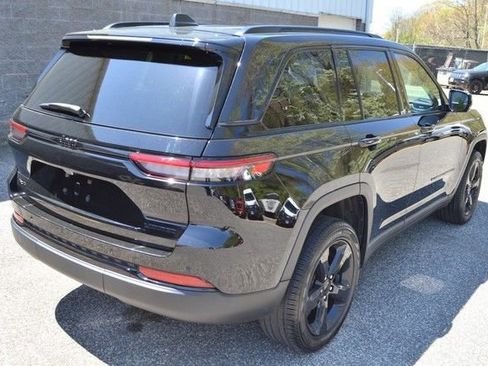 Used 2023 Jeep Grand Cherokee Limited w/ Black Appearance Package AWD/4WD image 8