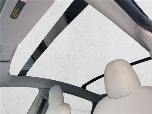 Used 2022 Tesla Model Y Performance image 16