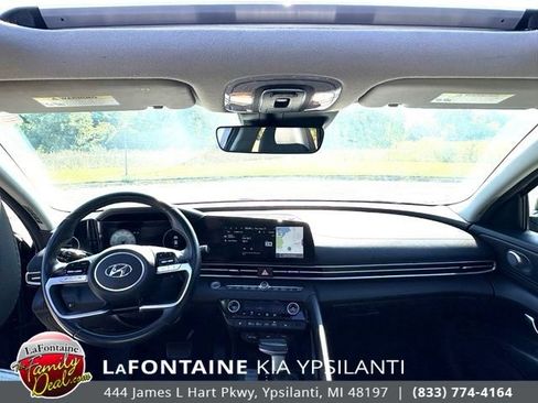 Used 2022 Hyundai Elantra Limited w/ Preferred Accessory Package FWD image 11