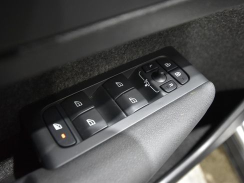 Used 2025 Volvo XC40 B5 Core image 14