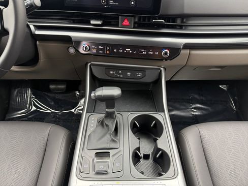 Used 2025 Kia Carnival image 11