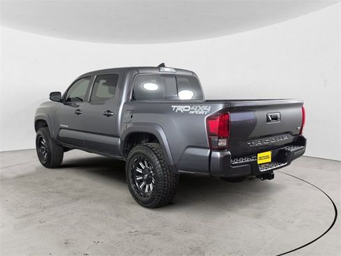 Used 2019 Toyota Tacoma TRD Sport image 3