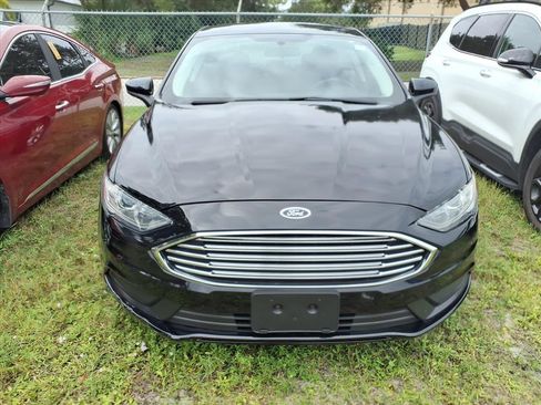 Used 2017 Ford Fusion SE image 2