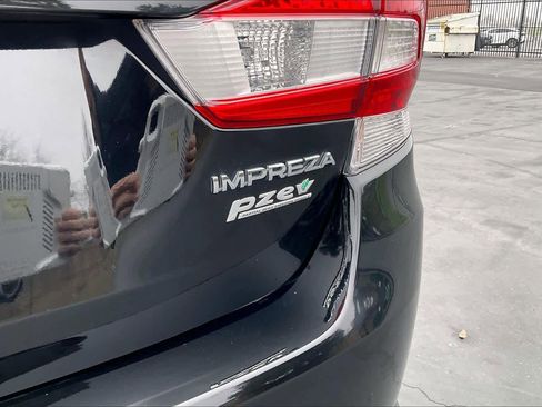 Used 2017 Subaru Impreza 2.0i Premium image 11