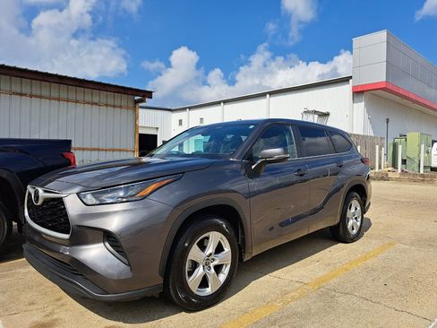 Used 2023 Toyota Highlander L FWD image 1