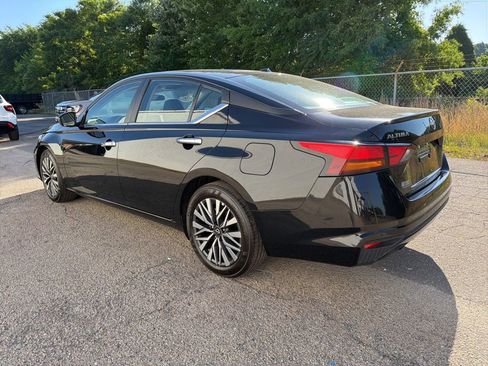 Used 2025 Nissan Altima 2.5 SV FWD image 4