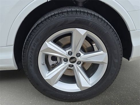Used 2025 Audi Q7 3.0T Premium w/ Convenience Package image 38