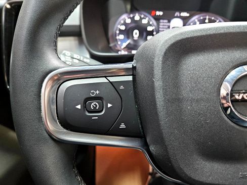 Used 2022 Volvo XC40 T5 Momentum image 29