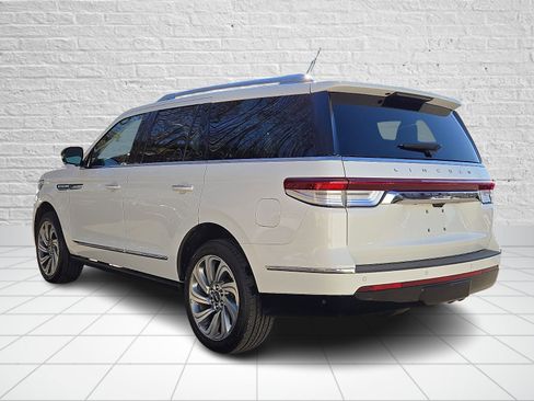 Used 2023 Lincoln Navigator Reserve image 4