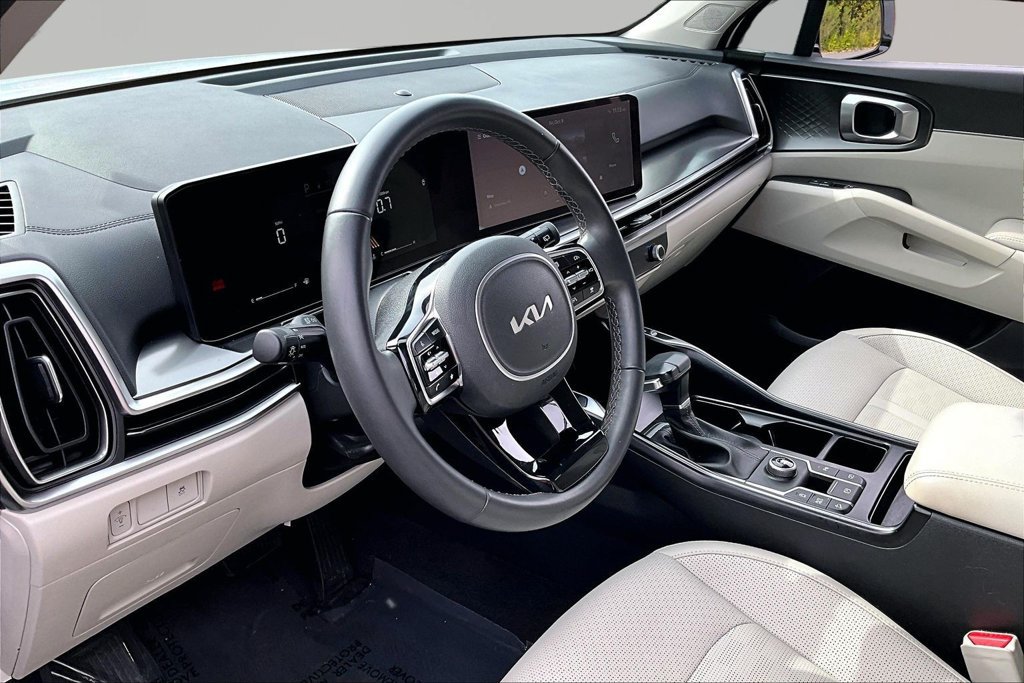 Used 2025 Kia Sorento S w/ Panoramic Sunroof Package FWD image 12