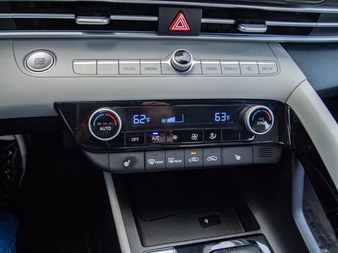 Used 2024 Hyundai Elantra Limited FWD image 18
