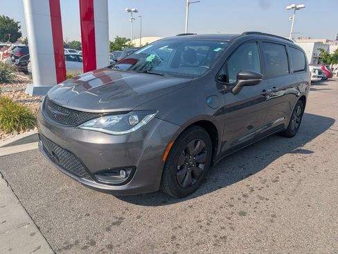 Used 2020 Chrysler Pacifica Limited w/ Advanced Safetytec Group FWD image 3