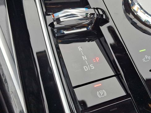 Used 2023 BMW 740i w/ Parking Assistance Package image 15