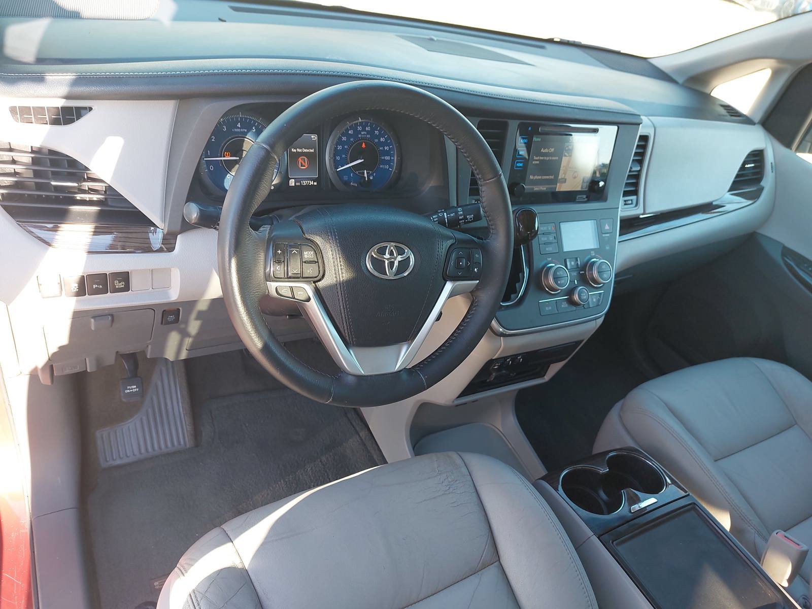 Used 2016 Toyota Sienna XLE Premium FWD image 17