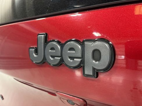 Used 2015 Jeep Cherokee Trailhawk w/ Trailer Tow Group AWD/4WD image 37