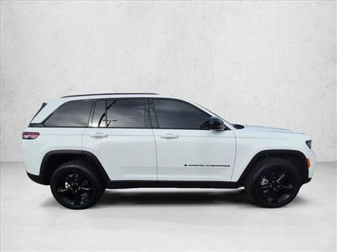 Used 2023 Jeep Grand Cherokee Altitude AWD/4WD image 4