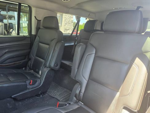 Used 2019 Chevrolet Suburban LT w/ LT Signature Package AWD/4WD image 4
