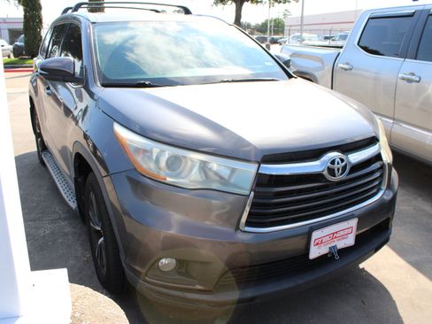 Used 2016 Toyota Highlander XLE AWD/4WD image 2