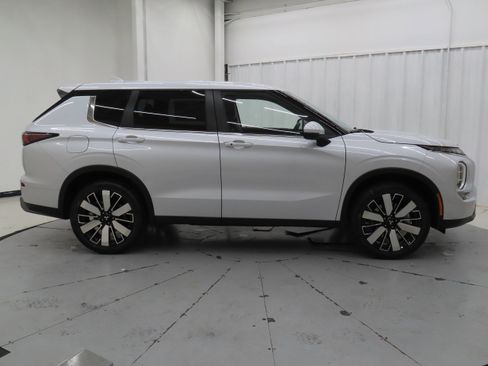 New 2026 Mitsubishi Outlander SE image 2