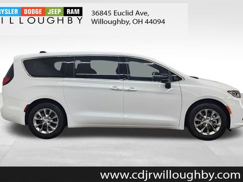 Used 2026 Chrysler Pacifica Limited image 4