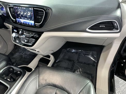 Used 2022 Chrysler Pacifica Touring-L w/ Uconnect Theater Family Group image 39