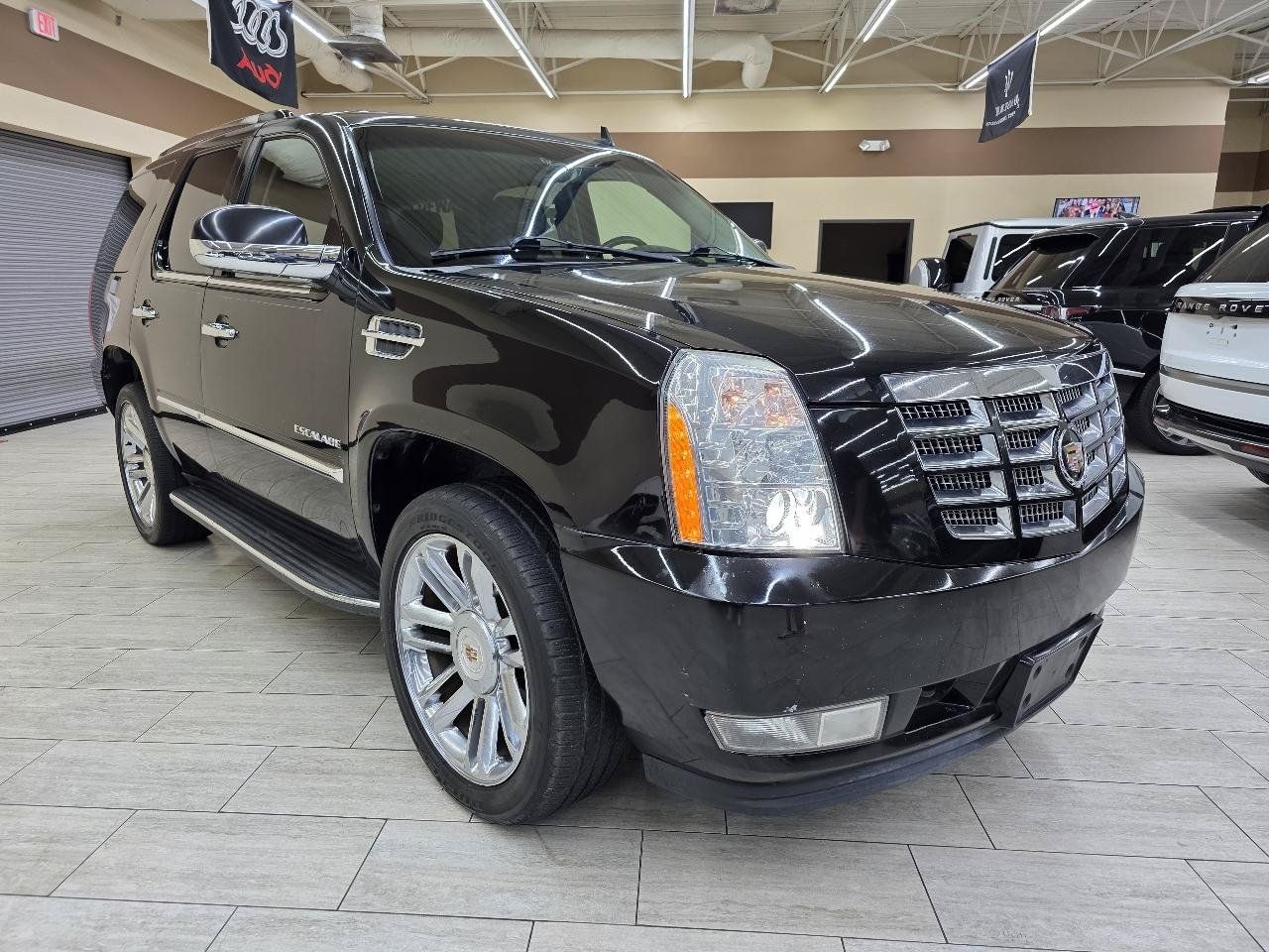 Used 2012 Cadillac Escalade Luxury RWD image 4