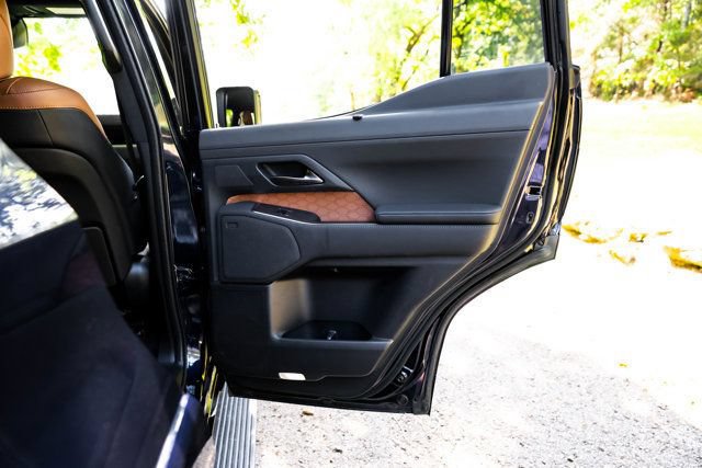 Used 2025 Lexus GX 550 w/ Accessory Package (2T) AWD/4WD image 39