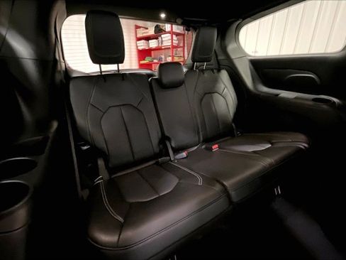 Used 2025 Chrysler Pacifica Select FWD image 28