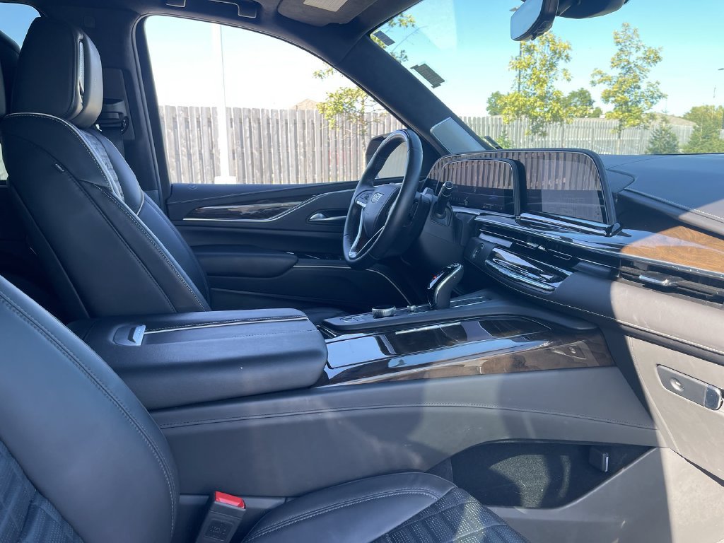 Used 2024 Cadillac Escalade Premium Luxury Platinum w/ LPO, Floor Liner Package AWD/4WD image 32