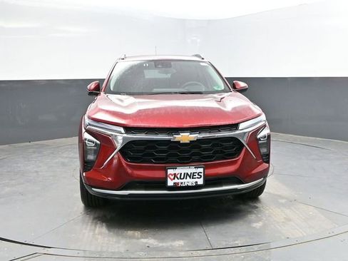 Used 2025 Chevrolet Trax LT image 2