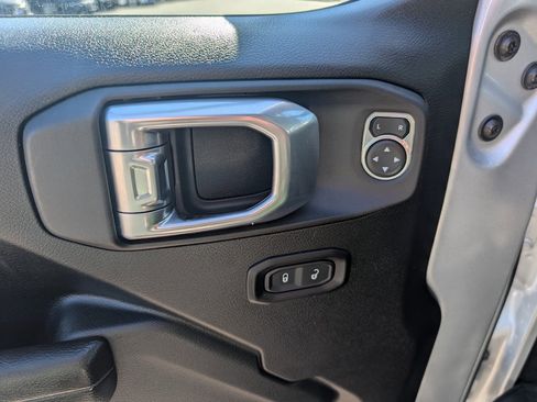 Used 2022 Jeep Gladiator Willys image 15