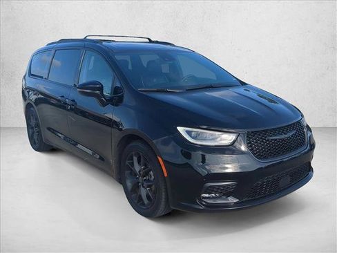 Used 2025 Chrysler Pacifica Limited FWD image 3