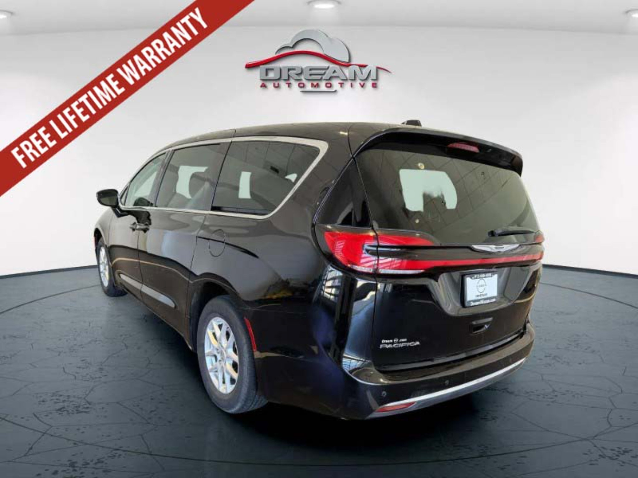 Used 2024 Chrysler Pacifica Touring-L FWD image 6