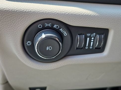 Used 2023 Chrysler Pacifica Touring-L FWD image 17