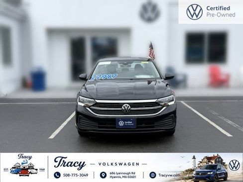 Certified 2024 Volkswagen Jetta SE FWD image 3