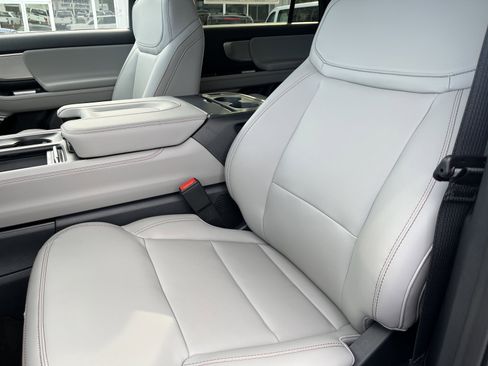 New 2025 Ford Expedition Active image 18