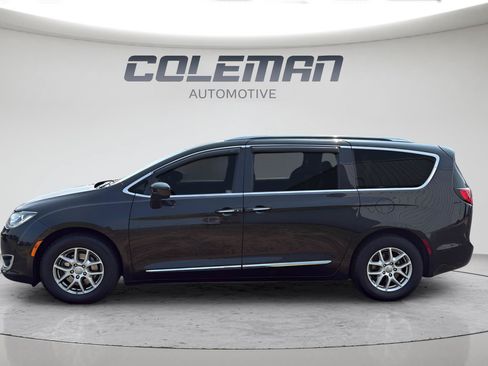 Used 2020 Chrysler Pacifica Touring-L FWD image 2