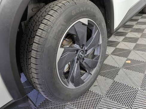 Used 2024 Nissan Rogue SV image 9