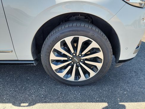 Used 2023 Lincoln Navigator Reserve AWD/4WD image 7