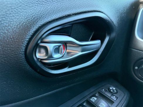 Used 2022 Jeep Cherokee Trailhawk image 13