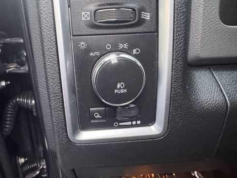 Used 2015 RAM 1500 Classic SLT w/ Luxury Group image 29