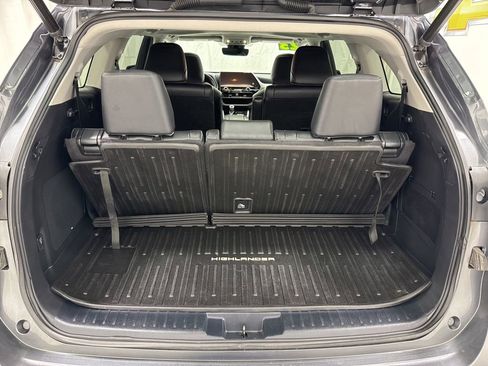 Used 2023 Toyota Highlander Limited image 16