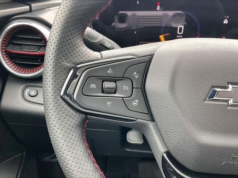 Used 2025 Chevrolet Trax RS w/ Sunroof Package image 24