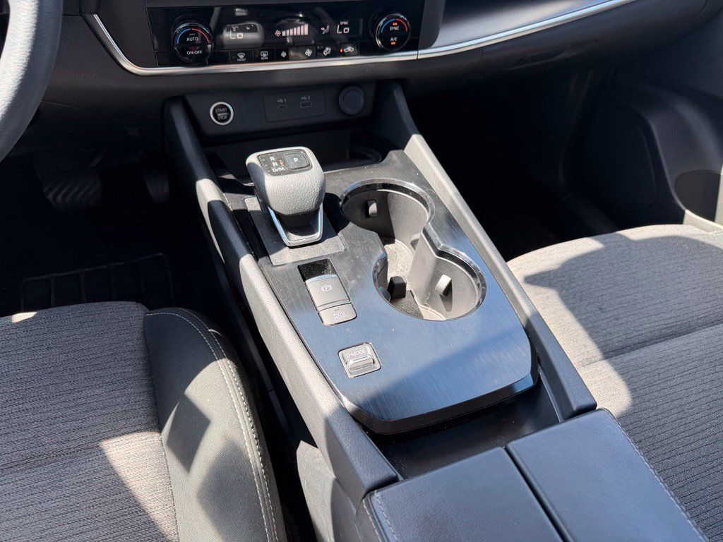Used 2023 Nissan Rogue SV FWD image 13