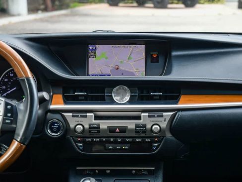 Used 2014 Lexus ES 300h w/ Luxury Package w/Bamboo Trim FWD image 13