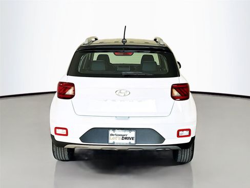 Used 2023 Hyundai Venue Limited w/ Cargo Package FWD image 8